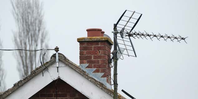 AERIAL FITTER FITTING NEW DIGITAL TV AERIAL TO DOMESTIC HOUSE RE DIGITAL  SWITCHOVER NEW AERIALS SIGNAL ANALOGUE SWITCH OFF UK Stock Photo - Alamy